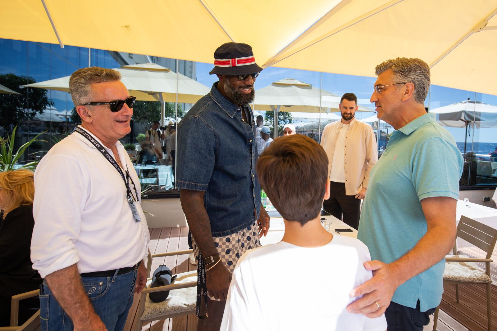 FOTO LeBron James potpisao dres sinu Andreja Plenkovića