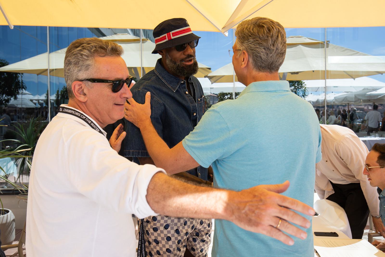 FOTO LeBron James potpisao dres sinu Andreja Plenkovića