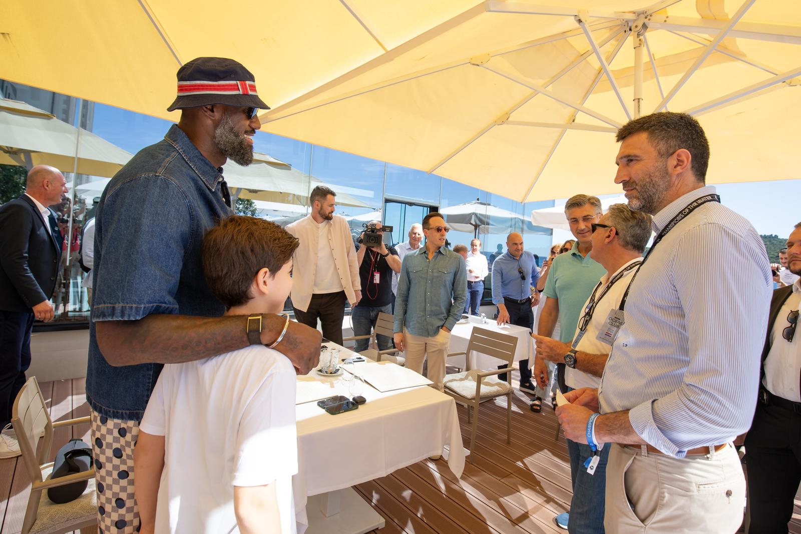FOTO LeBron James potpisao dres sinu Andreja Plenkovića