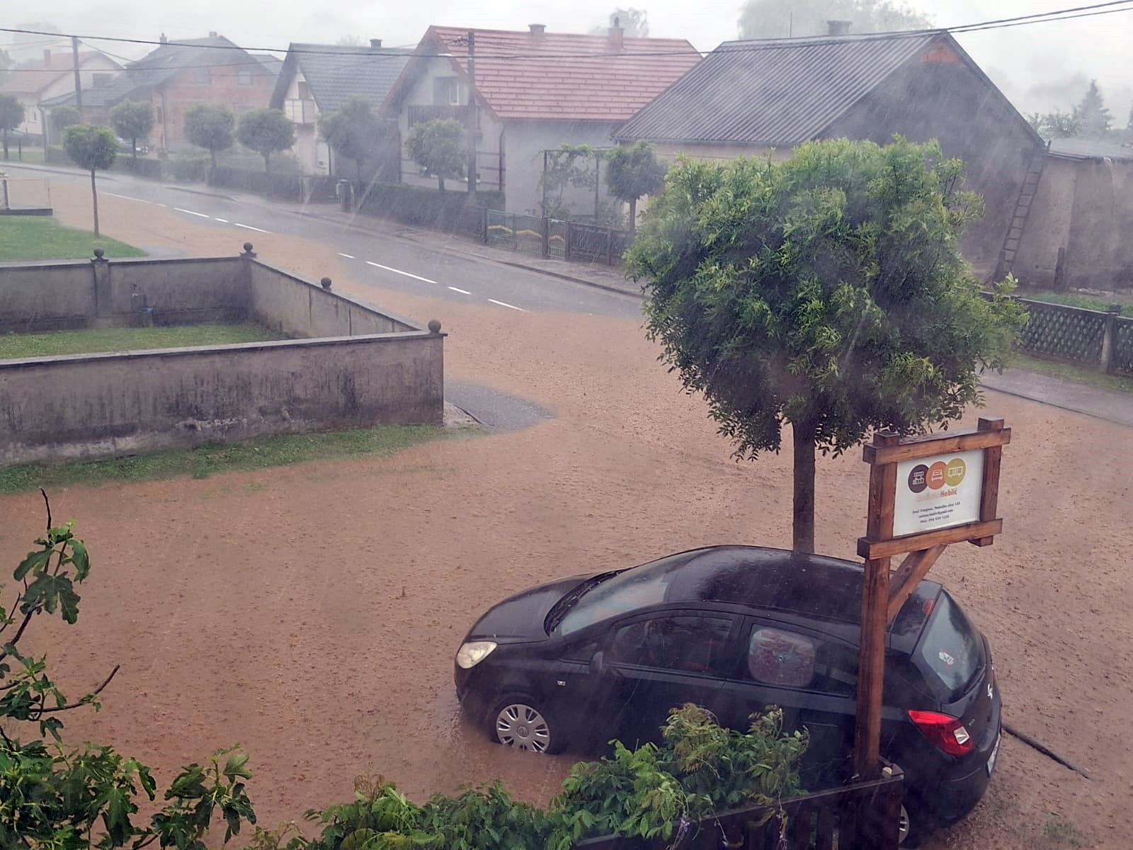 FOTO I VIDEO Nevrijeme i na sjeveru Hrvatske. Tuča, poplave, srušena stabla...