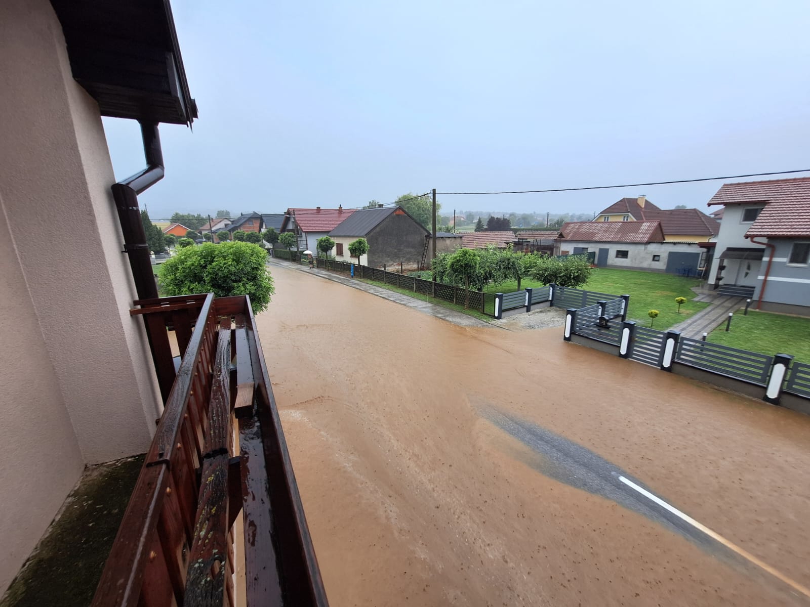 FOTO I VIDEO Nevrijeme i na sjeveru Hrvatske. Tuča, poplave, srušena stabla...