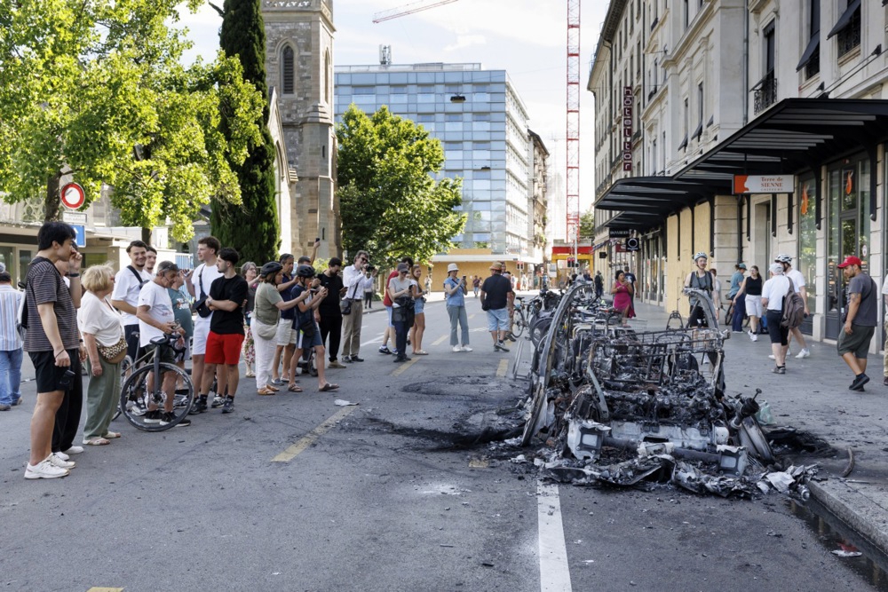 Prosvjednici u Ženevi zapalili su Teslu i razbili prozore UN-a uoči summita G7
