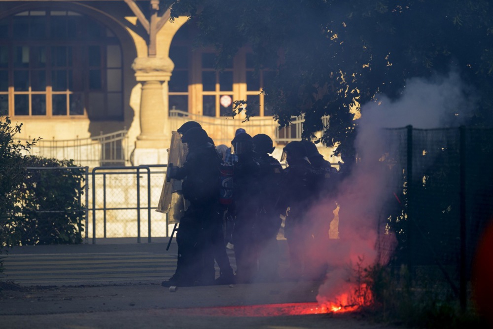 Prosvjednici u Ženevi zapalili su Teslu i razbili prozore UN-a uoči summita G7