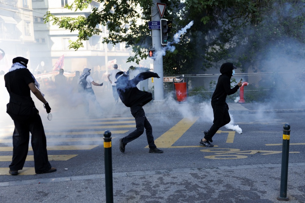Prosvjednici u Ženevi zapalili su Teslu i razbili prozore UN-a uoči summita G7
