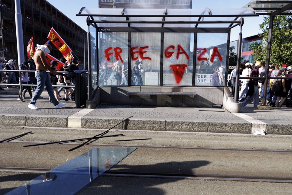 Prosvjednici u Ženevi zapalili su Teslu i razbili prozore UN-a uoči summita G7