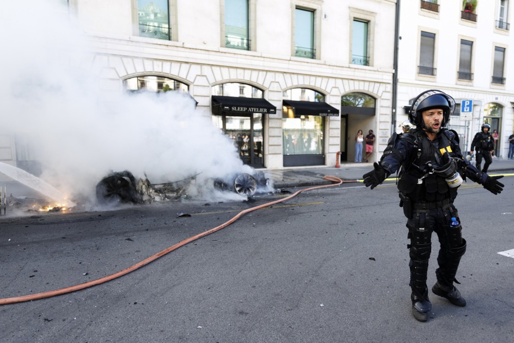 Prosvjednici u Ženevi zapalili su Teslu i razbili prozore UN-a uoči summita G7