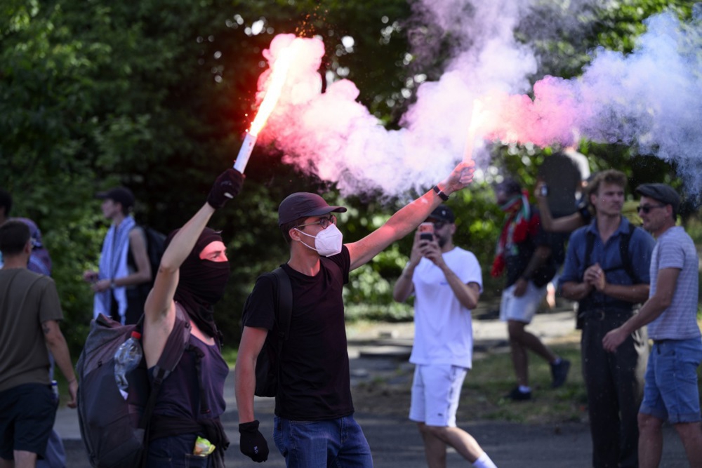 Prosvjednici u Ženevi zapalili su Teslu i razbili prozore UN-a uoči summita G7