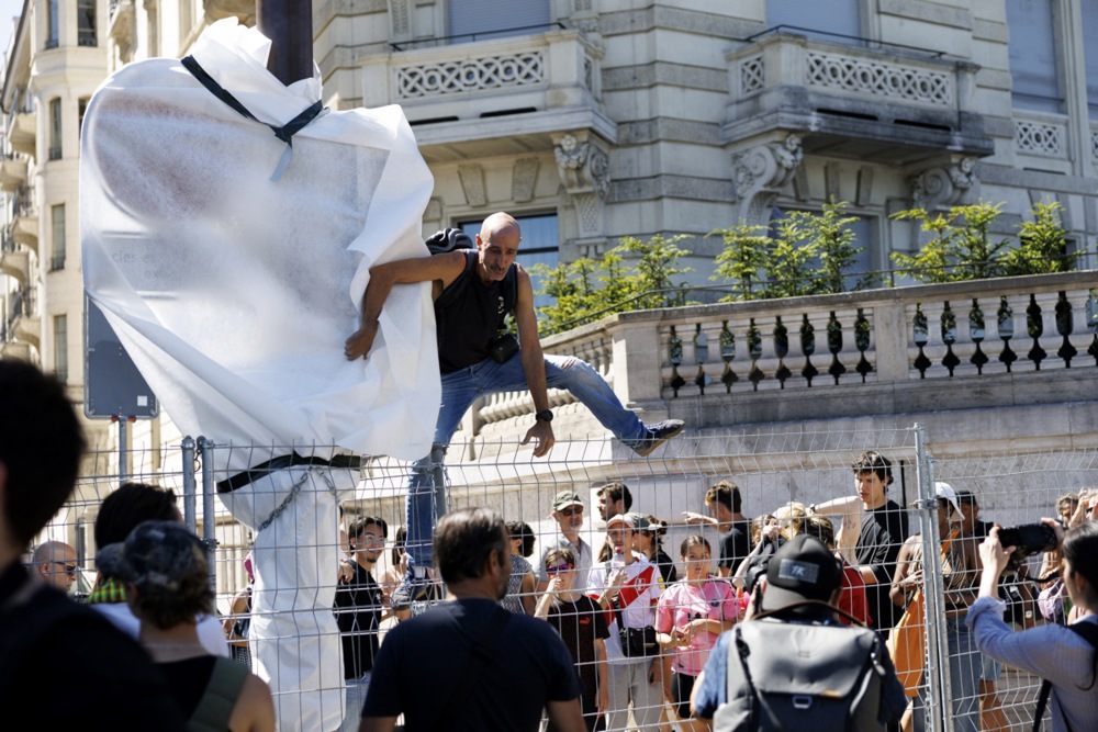 Prosvjednici u Ženevi zapalili su Teslu i razbili prozore UN-a uoči summita G7