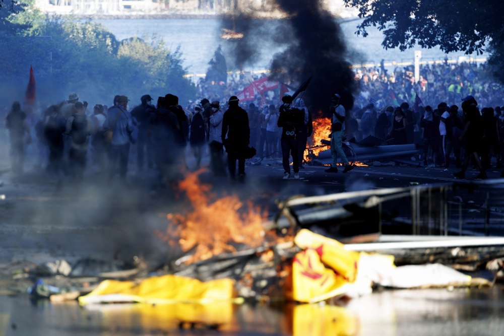 Prosvjednici u Ženevi zapalili su Teslu i razbili prozore UN-a uoči summita G7
