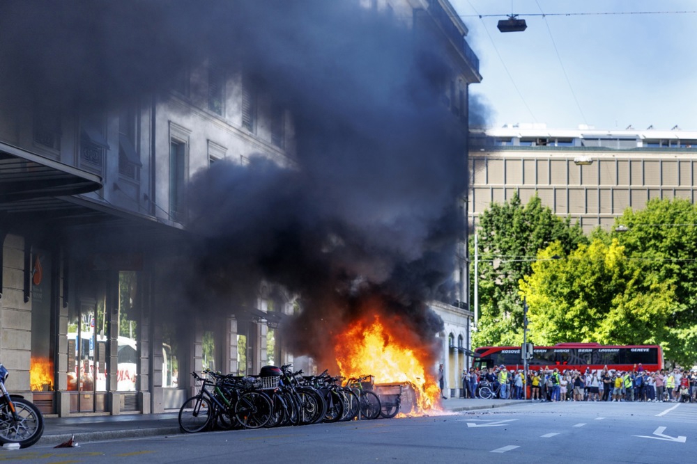 Prosvjednici u Ženevi zapalili su Teslu i razbili prozore UN-a uoči summita G7