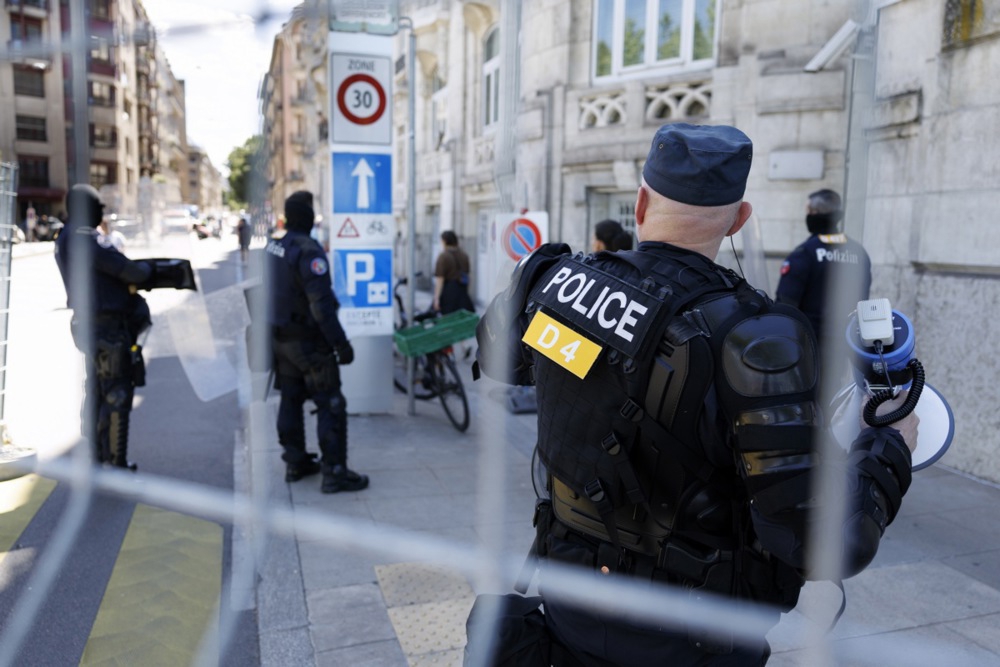 Prosvjednici u Ženevi zapalili su Teslu i razbili prozore UN-a uoči summita G7