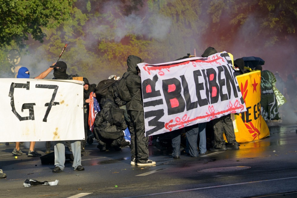 Prosvjednici u Ženevi zapalili su Teslu i razbili prozore UN-a uoči summita G7