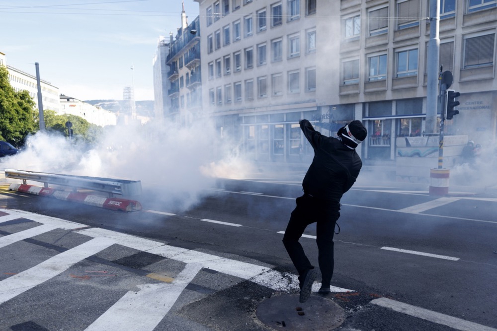Prosvjednici u Ženevi zapalili su Teslu i razbili prozore UN-a uoči summita G7
