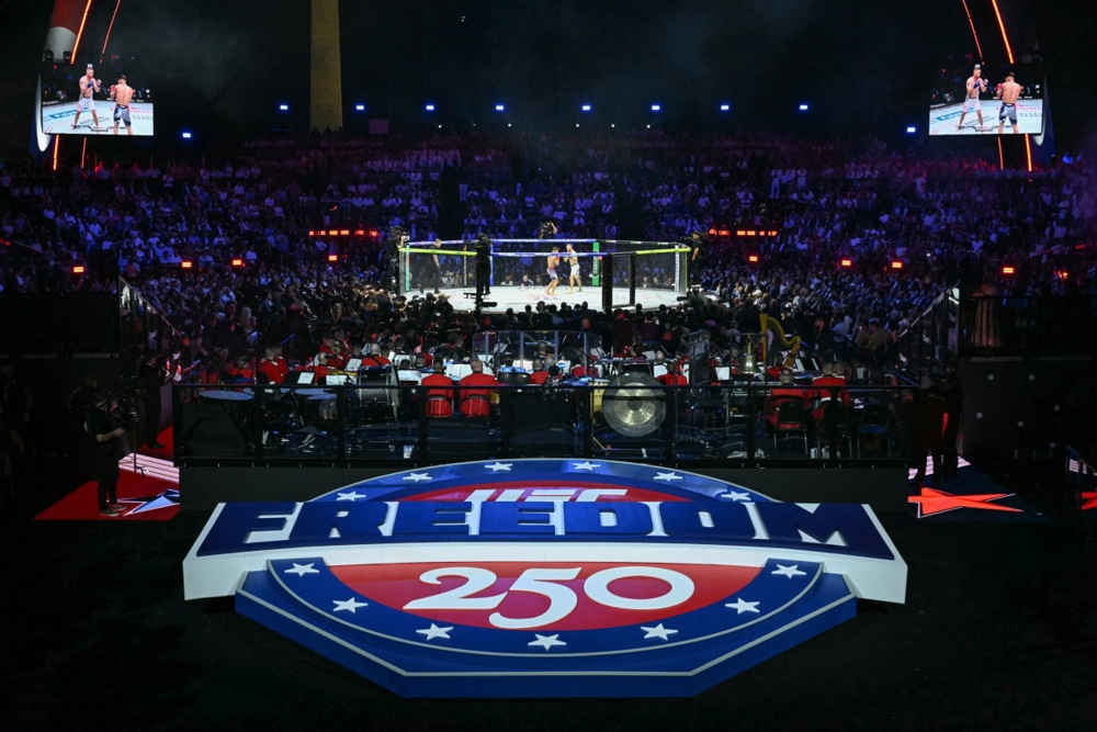 FOTO UFC na travnjaku Bijele kuće. Publika Trumpu pjevala "Sretan rođendan"