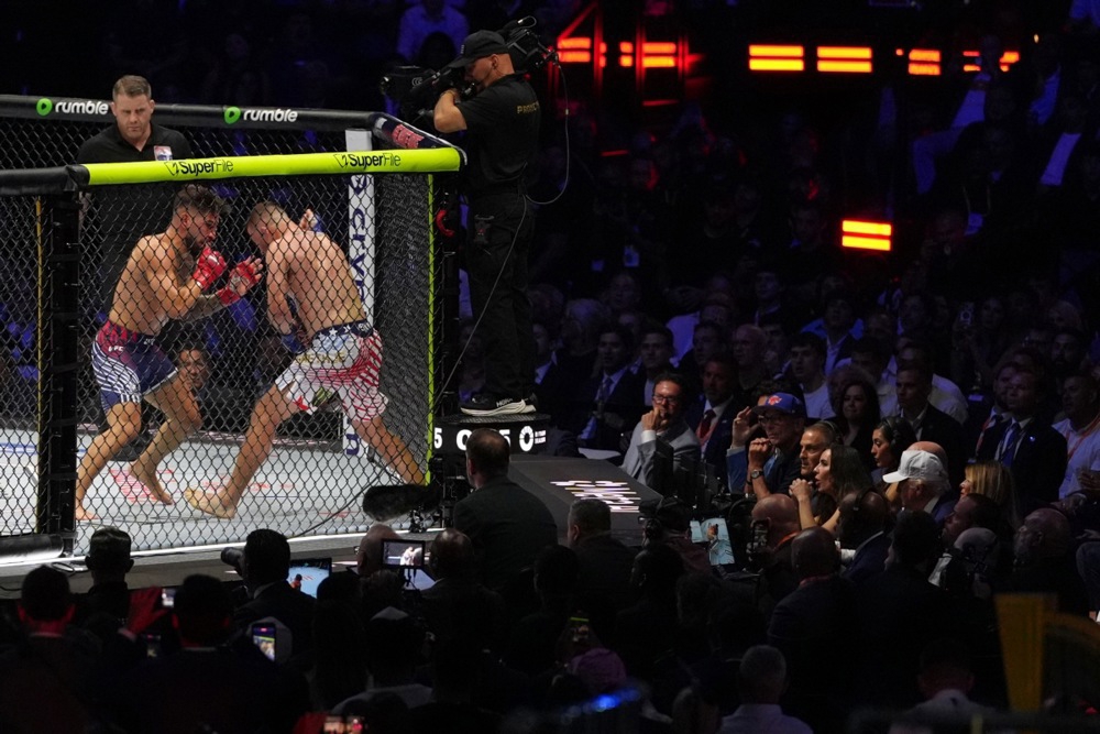 FOTO UFC na travnjaku Bijele kuće. Publika Trumpu pjevala "Sretan rođendan"