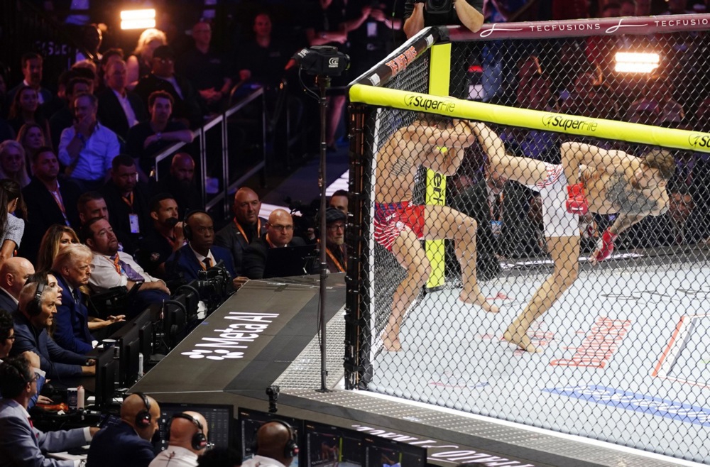 FOTO UFC na travnjaku Bijele kuće. Publika Trumpu pjevala "Sretan rođendan"