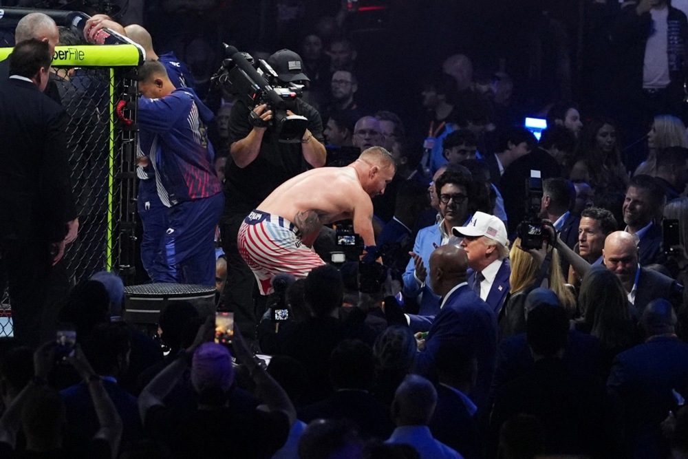 FOTO UFC na travnjaku Bijele kuće. Publika Trumpu pjevala "Sretan rođendan"