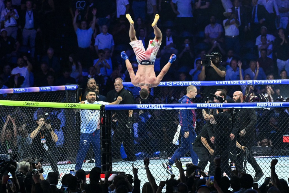 FOTO UFC na travnjaku Bijele kuće. Publika Trumpu pjevala "Sretan rođendan"