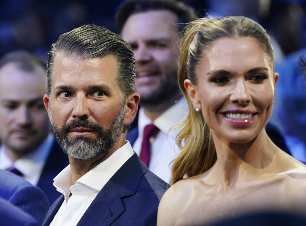 FOTO UFC na travnjaku Bijele kuće. Publika Trumpu pjevala "Sretan rođendan"