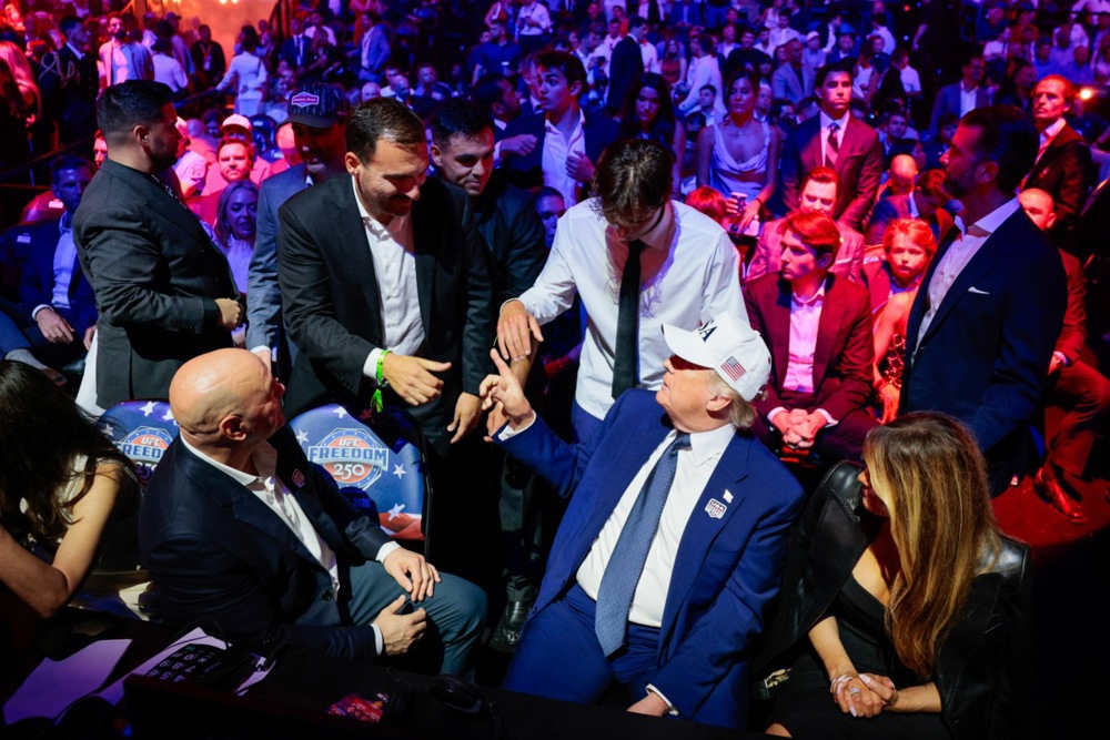 FOTO UFC na travnjaku Bijele kuće. Publika Trumpu pjevala "Sretan rođendan"