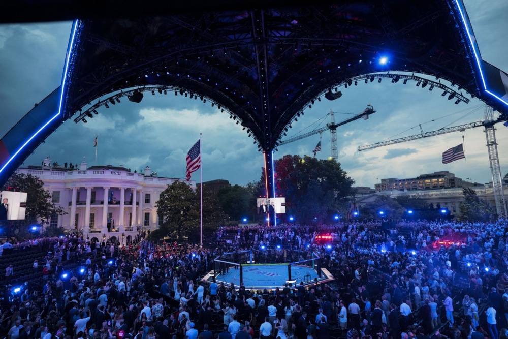 FOTO UFC na travnjaku Bijele kuće. Publika Trumpu pjevala "Sretan rođendan"