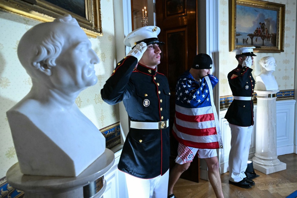 FOTO UFC na travnjaku Bijele kuće. Publika Trumpu pjevala "Sretan rođendan"