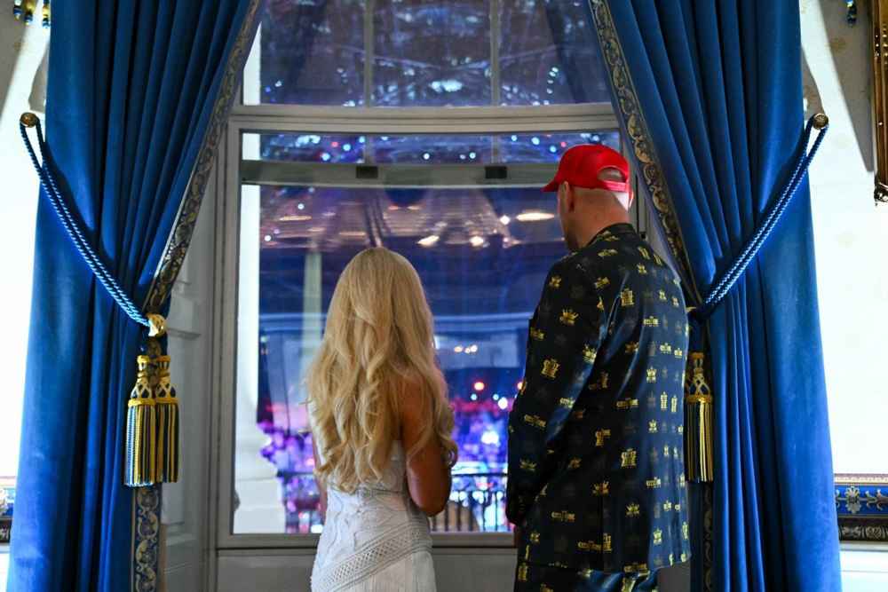 FOTO UFC na travnjaku Bijele kuće. Publika Trumpu pjevala "Sretan rođendan"
