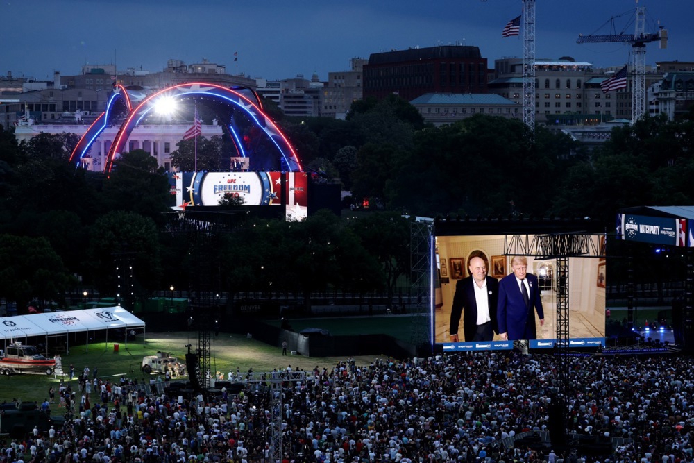 FOTO UFC na travnjaku Bijele kuće. Publika Trumpu pjevala "Sretan rođendan"