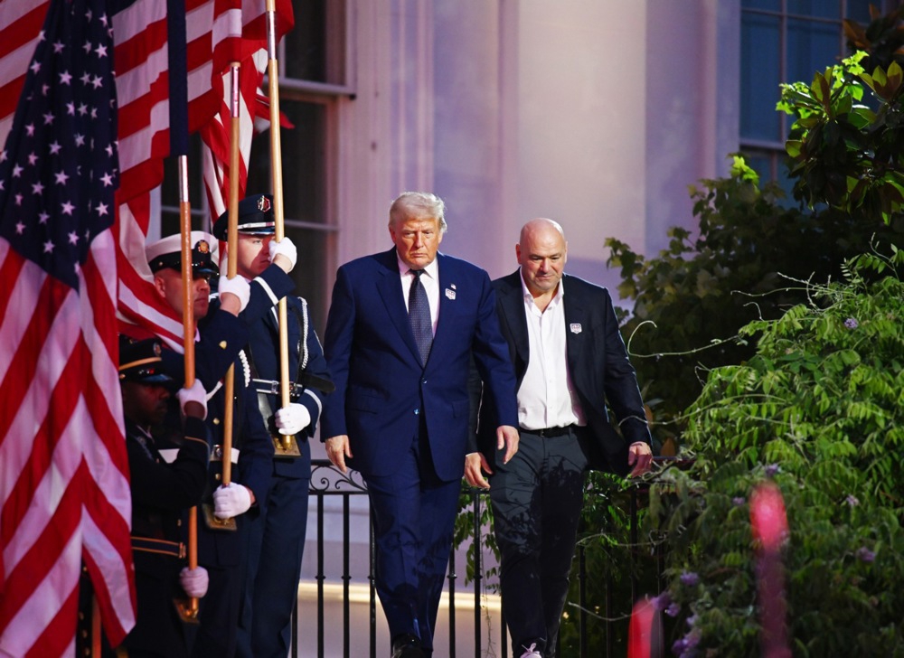 FOTO UFC na travnjaku Bijele kuće. Publika Trumpu pjevala "Sretan rođendan"