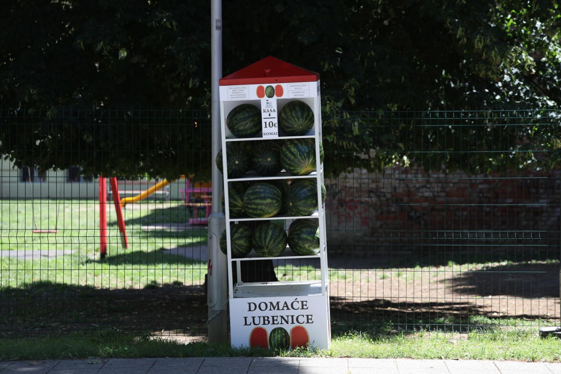 Lubenice iz automata u Osijeku prodaju se za 10 i 20 eura. Koliko koštaju u Zagrebu?