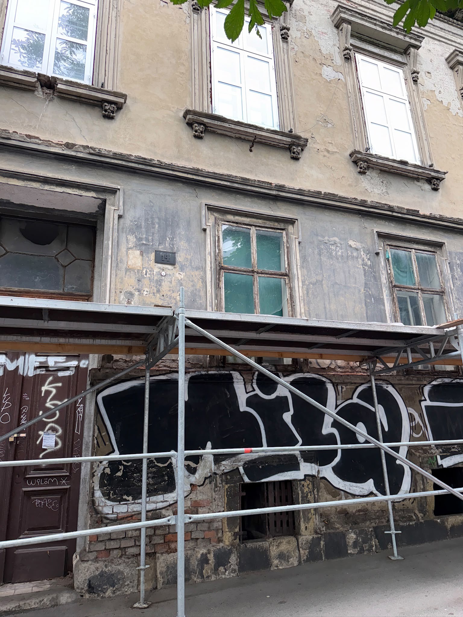 Imamo video, derutna državna zgrada bila je poplavljena. "Voda je bila do pazuha"