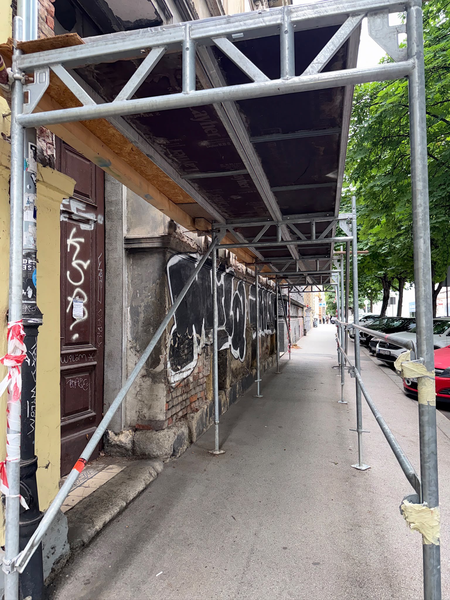 Imamo video, derutna državna zgrada bila je poplavljena. "Voda je bila do pazuha"