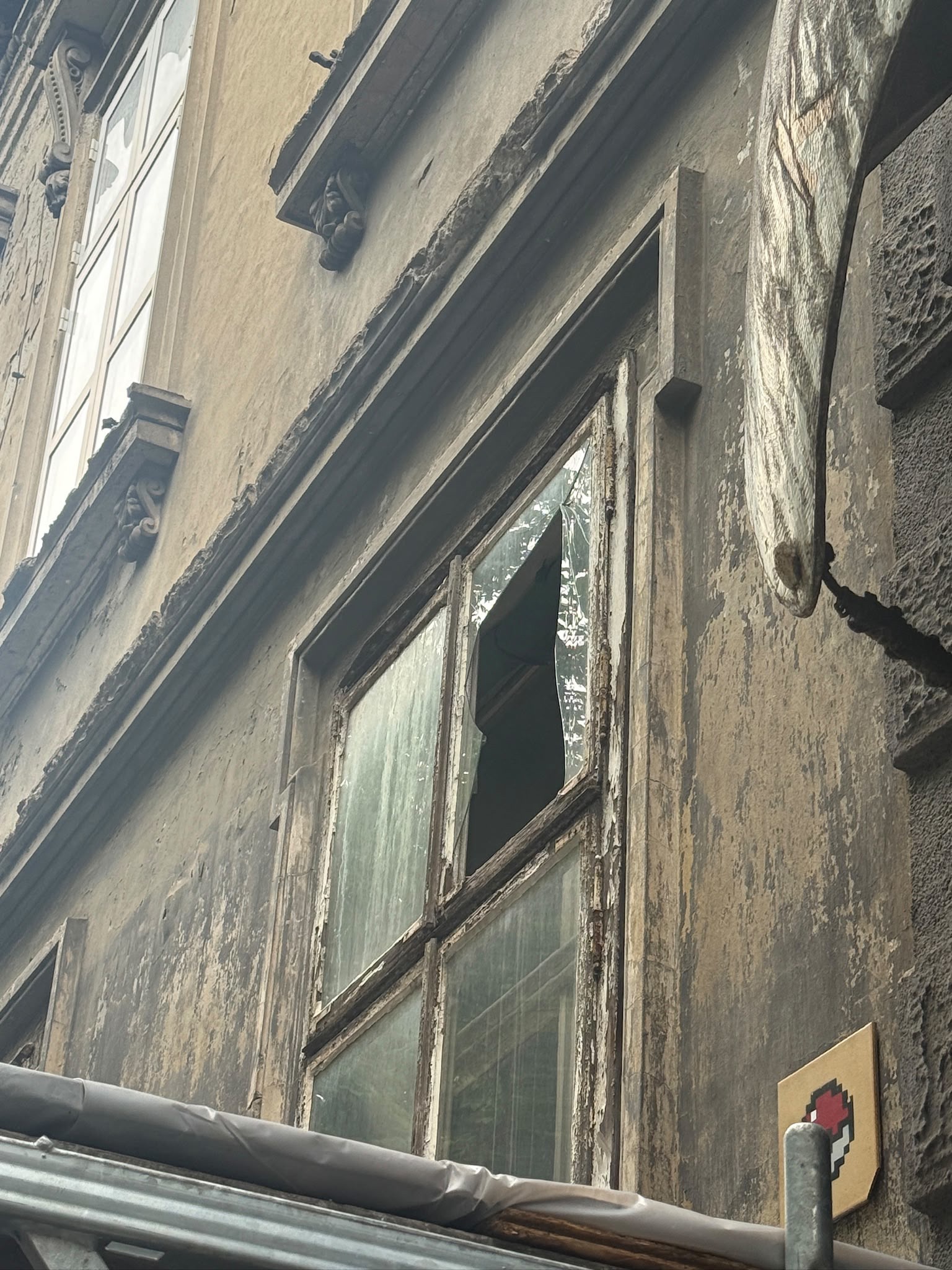 Imamo video, derutna državna zgrada bila je poplavljena. "Voda je bila do pazuha"
