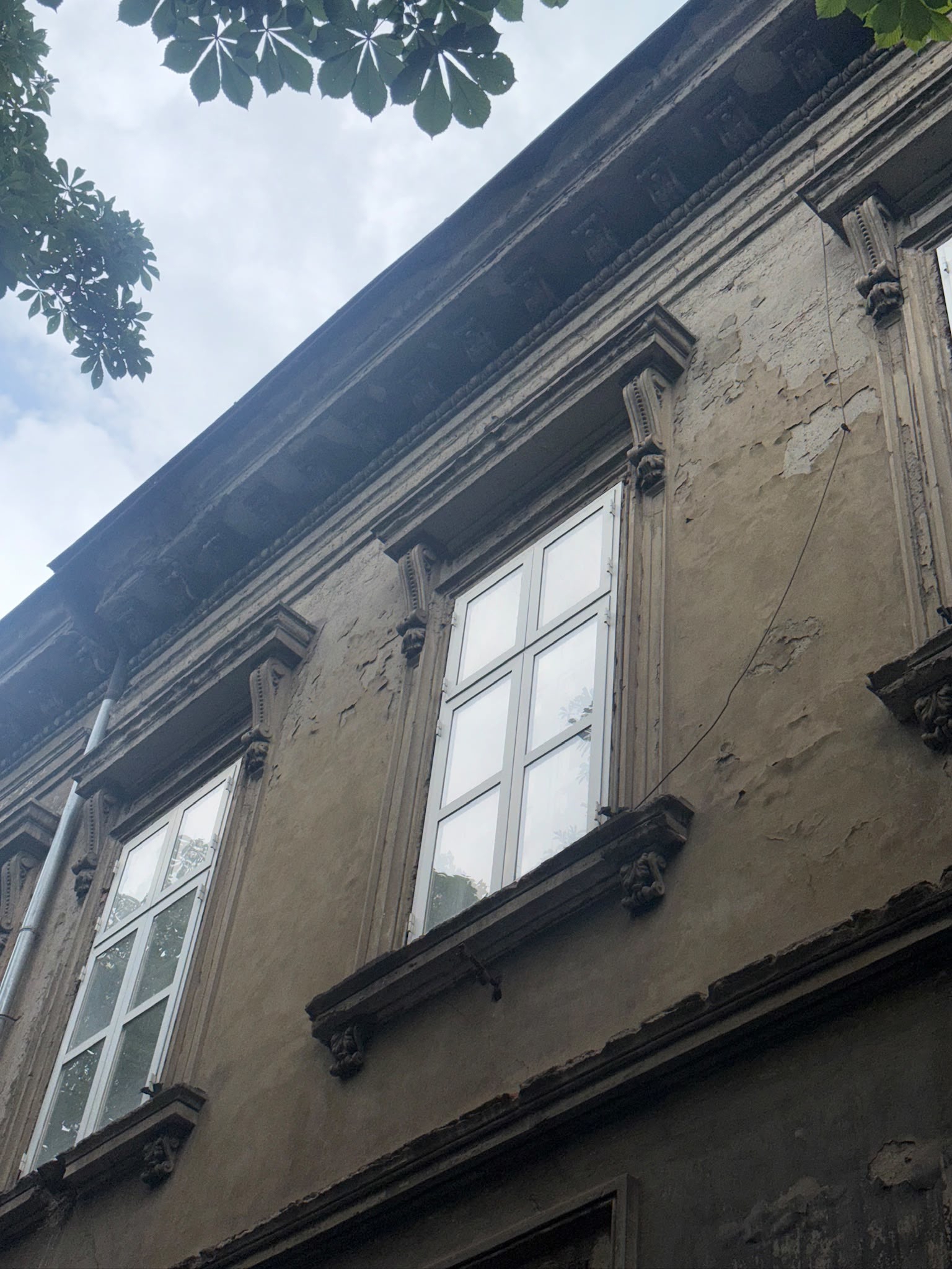 Imamo video, derutna državna zgrada bila je poplavljena. "Voda je bila do pazuha"