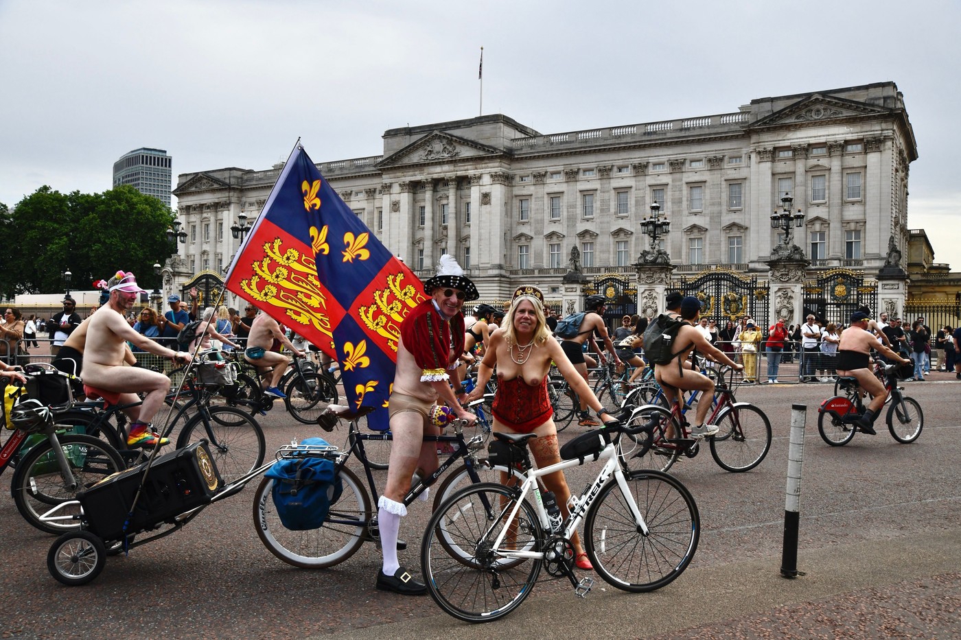 U Londonu održana "gola biciklistička vožnja", jedan detalj posebno zgrozio Britance