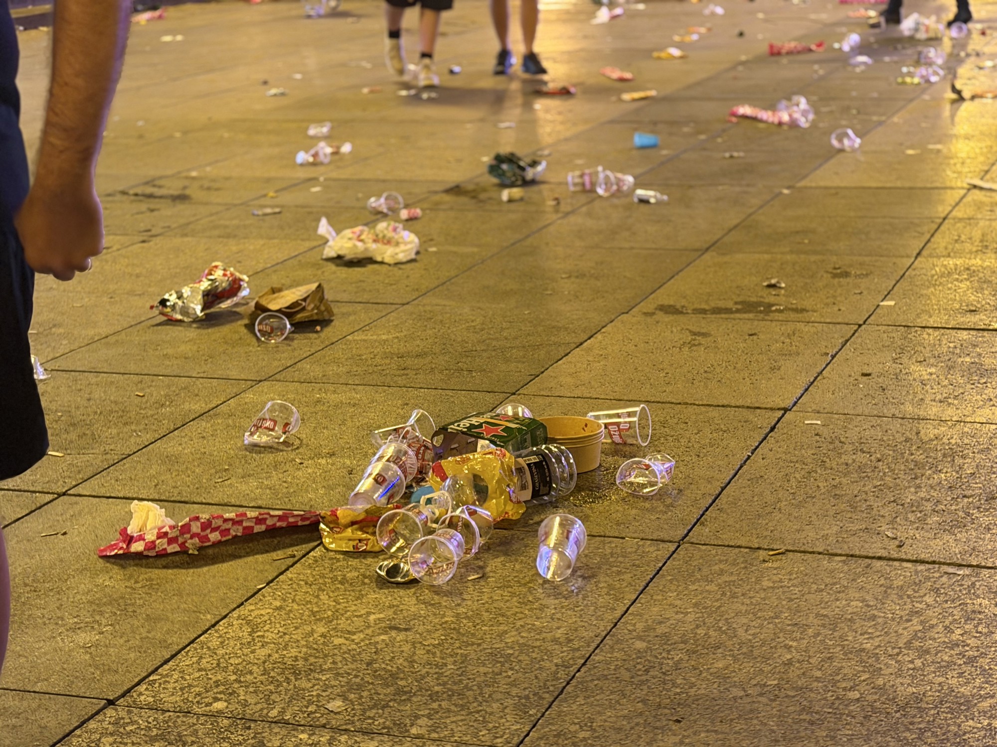 VIDEO Čistoća odmah sredila nered koji su u centru Zagreba ostavili navijači