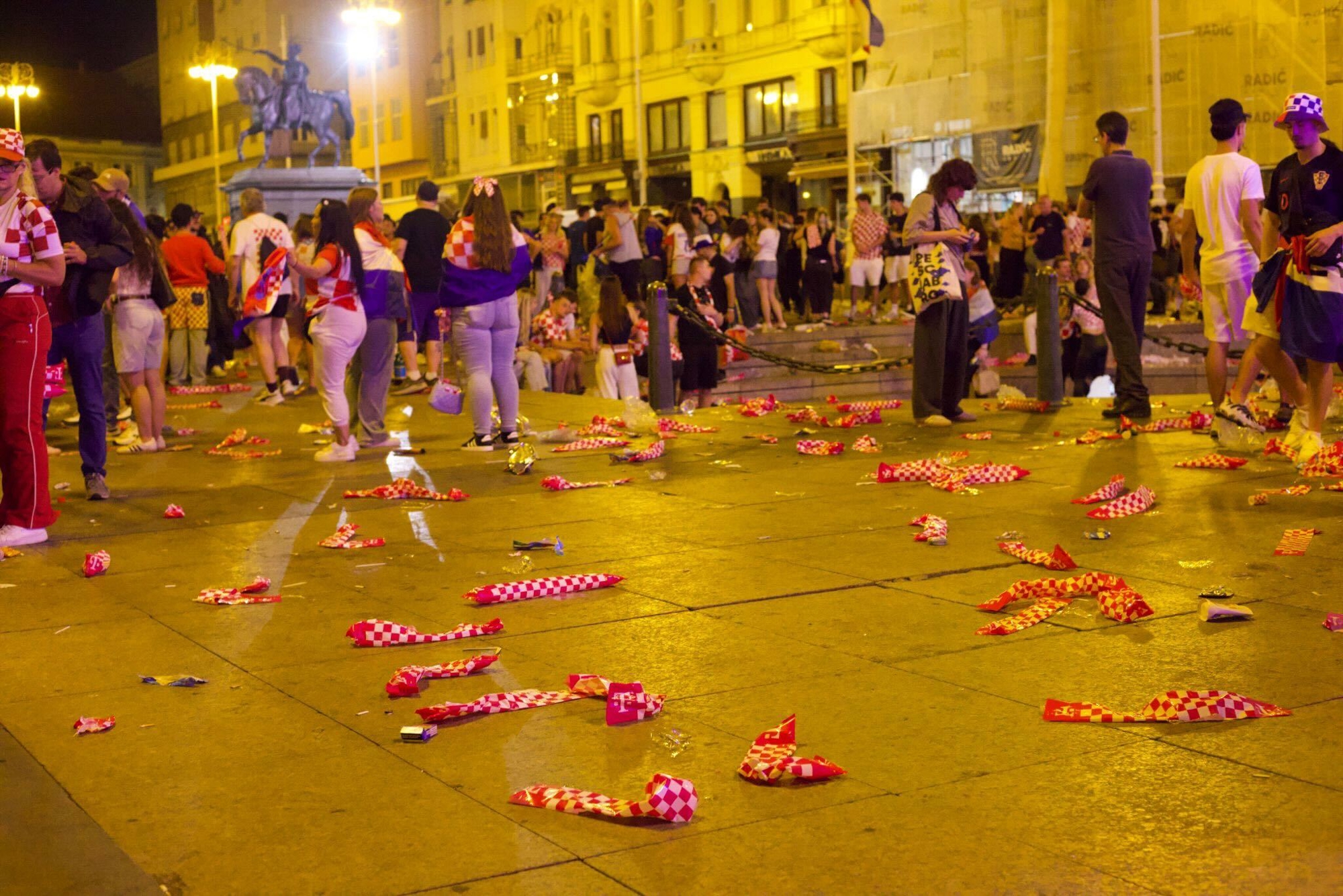 VIDEO Čistoća odmah sredila nered koji su u centru Zagreba ostavili navijači