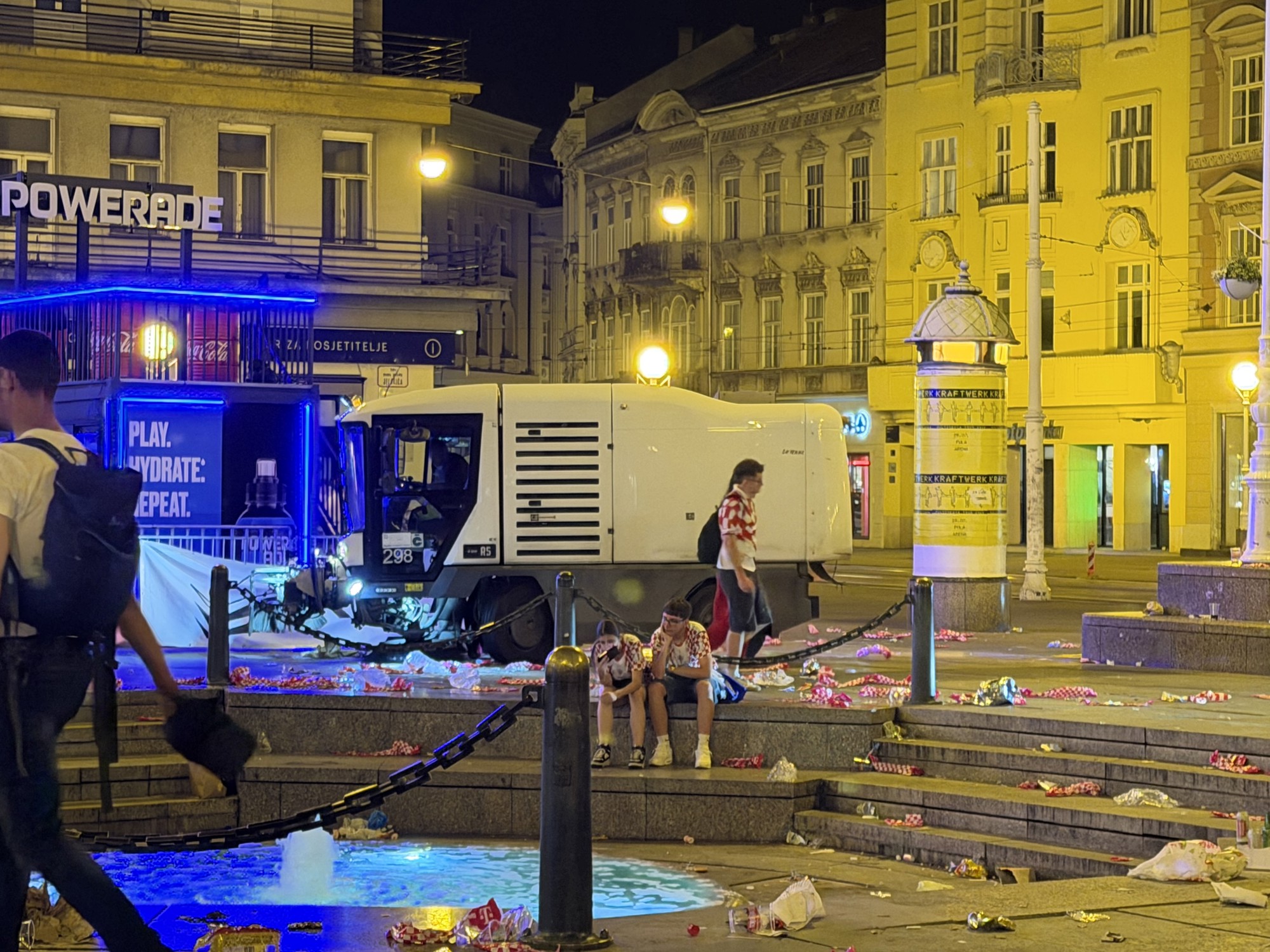VIDEO Čistoća odmah sredila nered koji su u centru Zagreba ostavili navijači