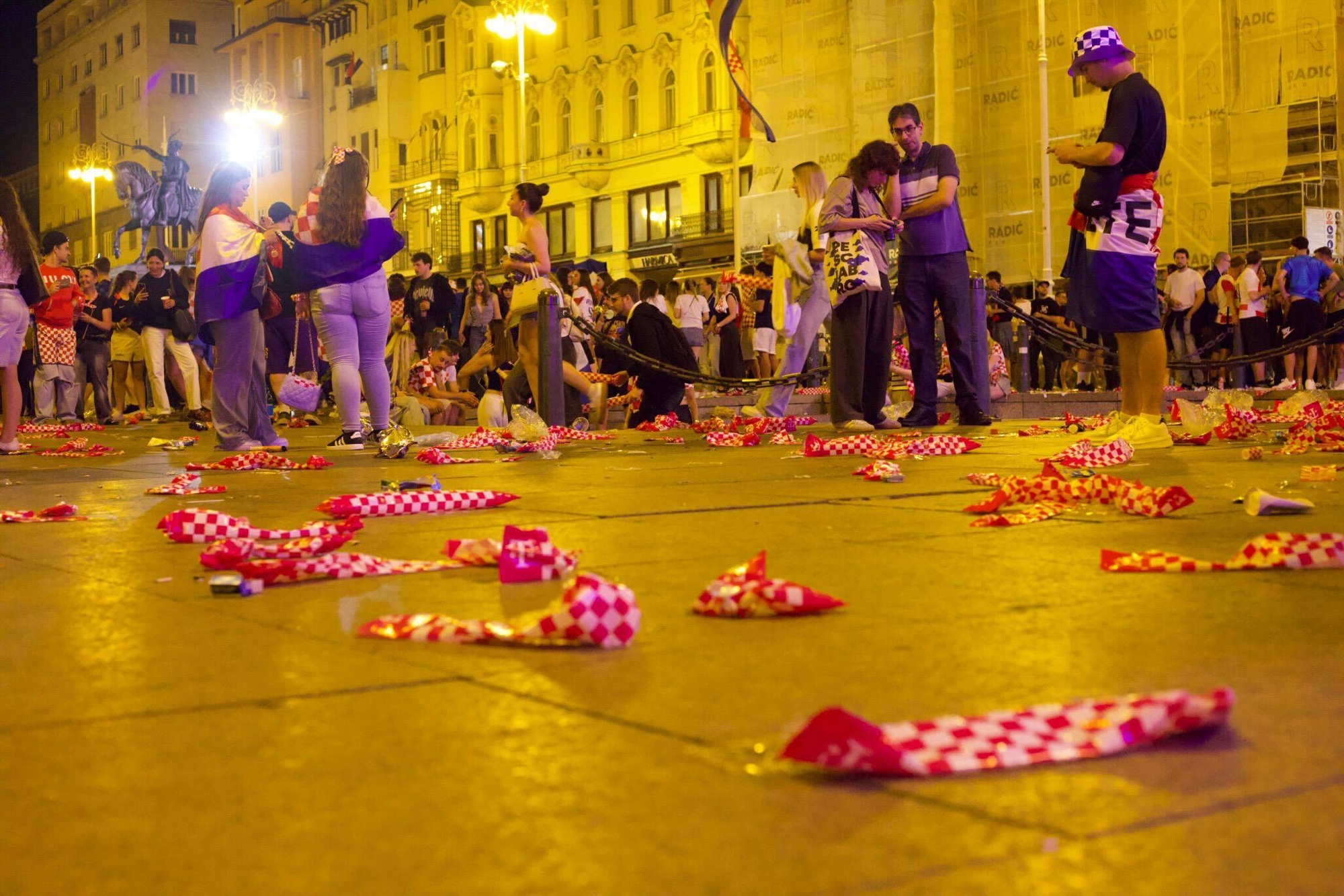 VIDEO Čistoća odmah sredila nered koji su u centru Zagreba ostavili navijači