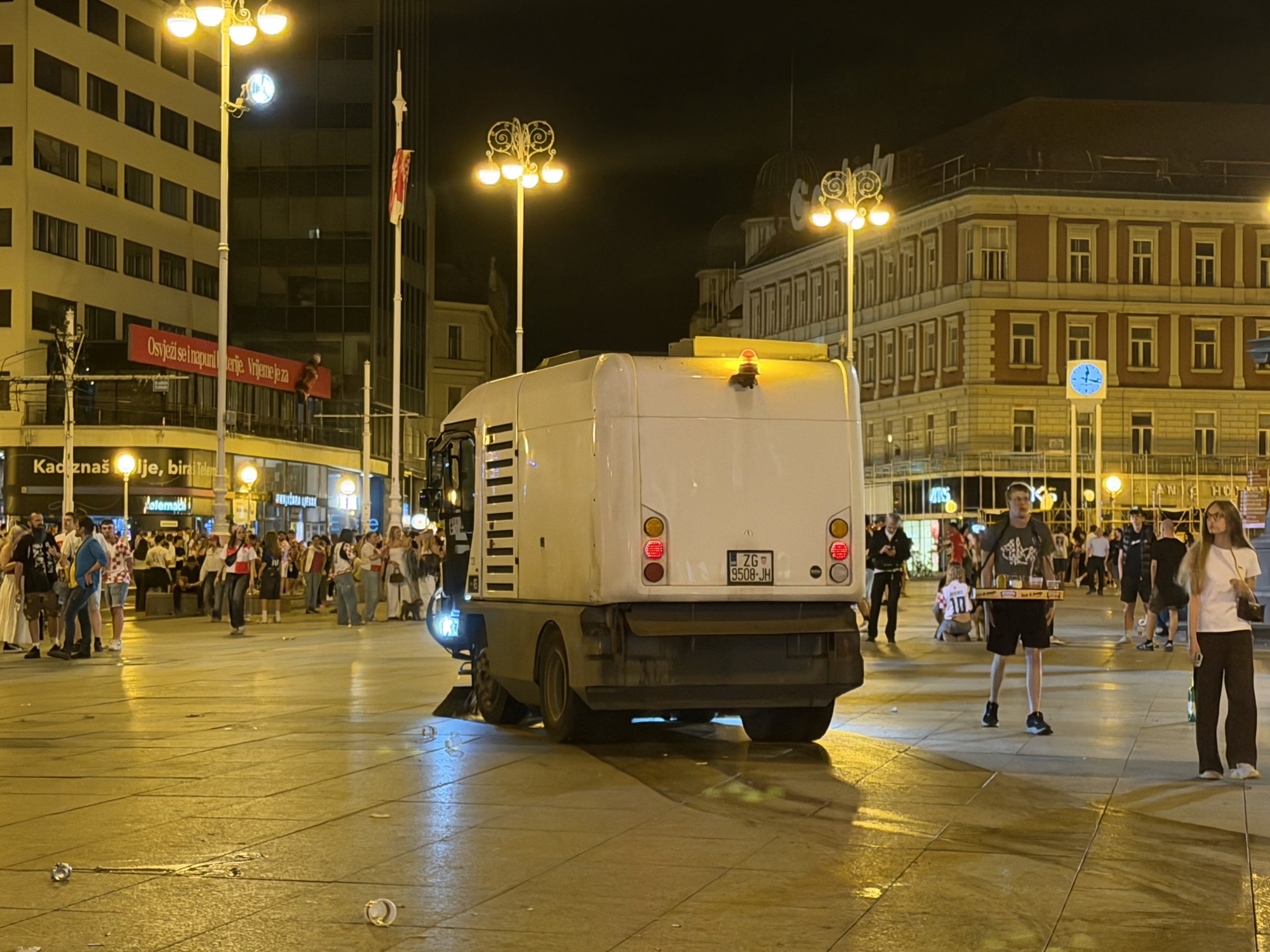VIDEO Čistoća odmah sredila nered koji su u centru Zagreba ostavili navijači