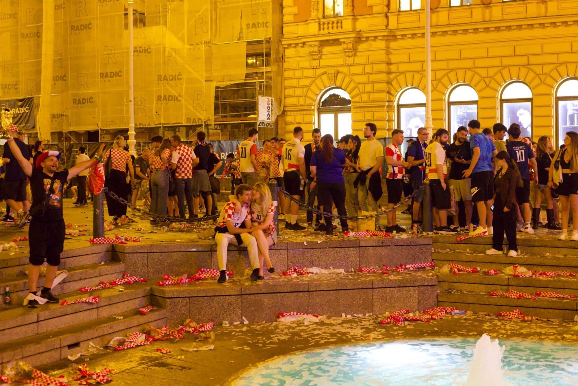 VIDEO Čistoća odmah sredila nered koji su u centru Zagreba ostavili navijači