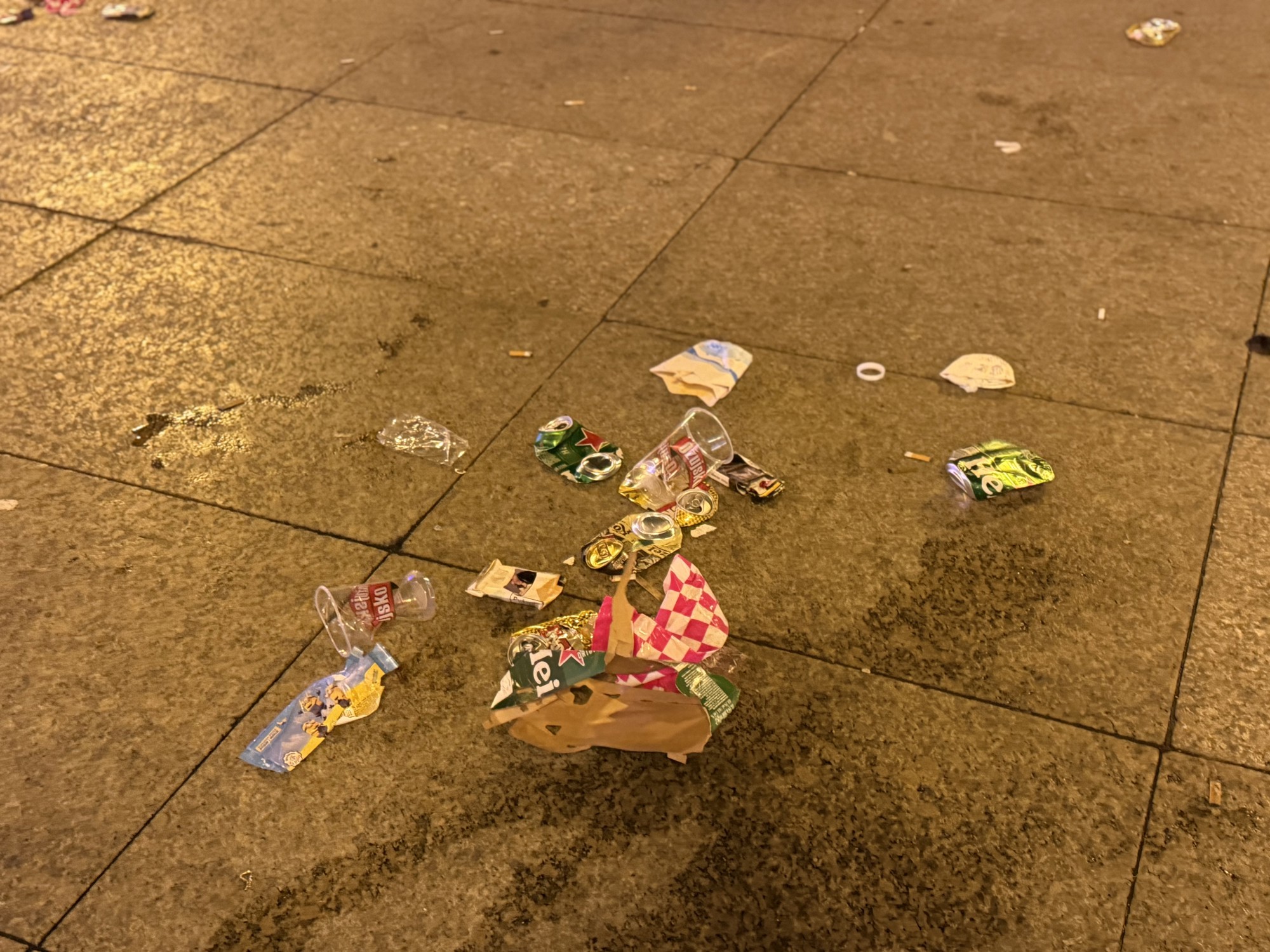 VIDEO Čistoća odmah sredila nered koji su u centru Zagreba ostavili navijači