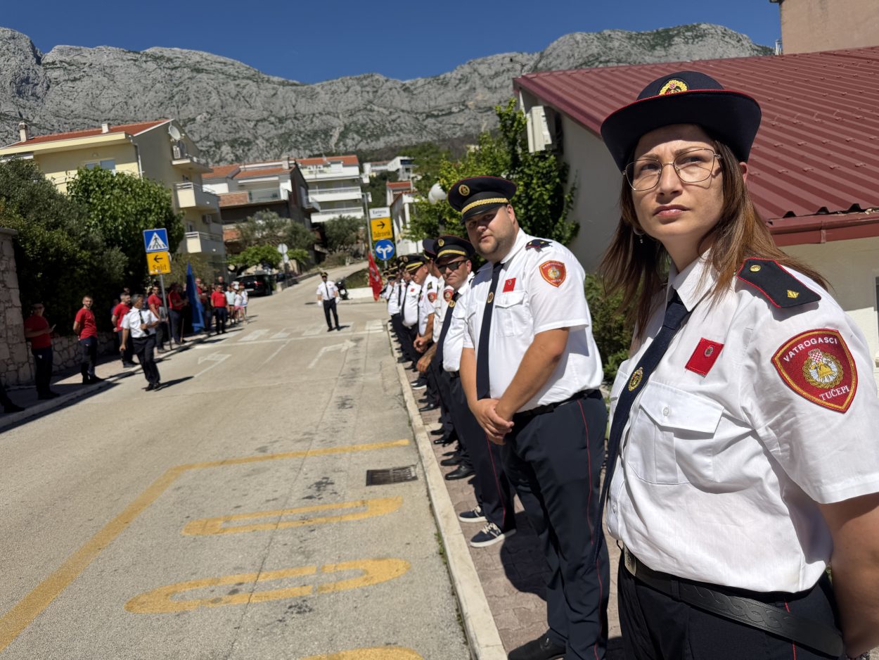 Vatrogasci i HGSS-ovci za pokojnog kolegu formirali počasni koridor u Tučepima