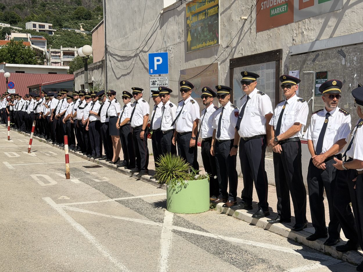Vatrogasci i HGSS-ovci za pokojnog kolegu formirali počasni koridor u Tučepima