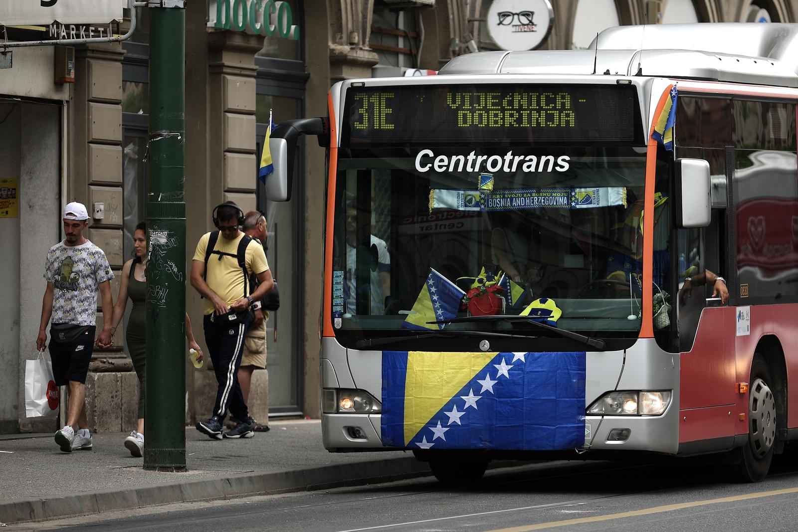 FOTO Zanimljive poruke osvanule na tramvajima u Sarajevu uoči utakmice BiH