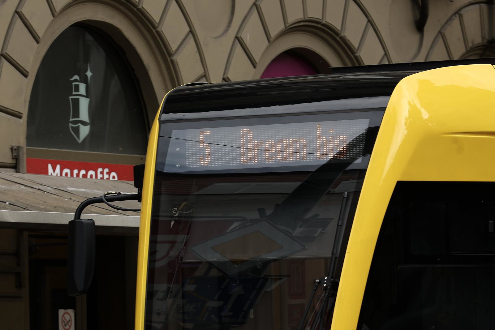 FOTO Zanimljive poruke osvanule na tramvajima u Sarajevu uoči utakmice BiH