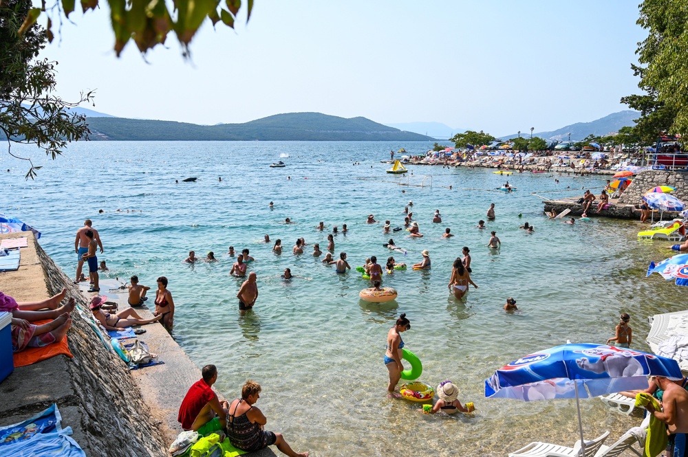 Mjesto na Jadranu privlači mnoge zbog pristupačnih cijena, kava se može popiti za 1 €