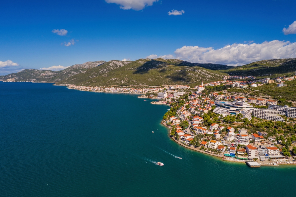 Mjesto na Jadranu privlači mnoge zbog pristupačnih cijena, kava se može popiti za 1 €