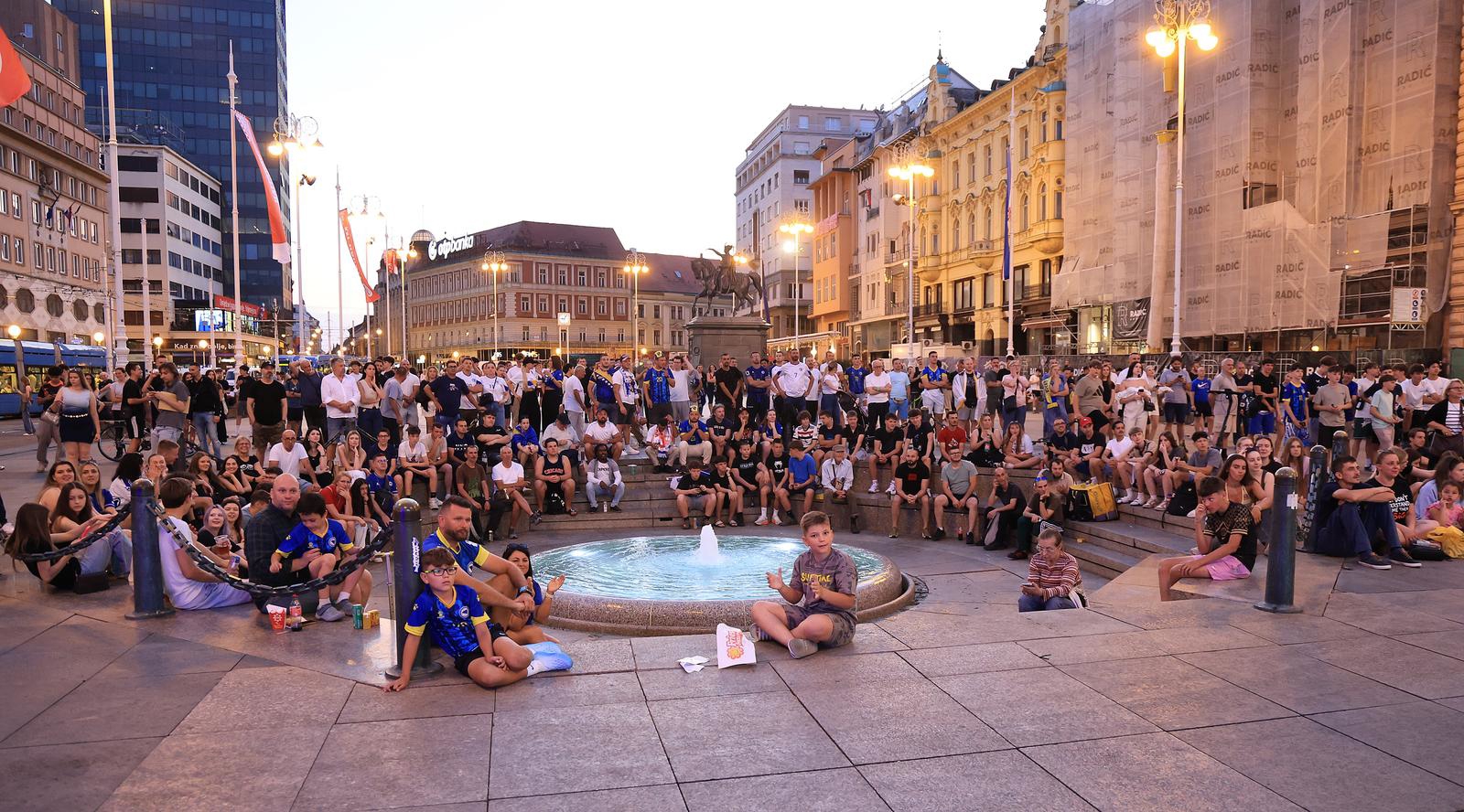 Pogledajte kakva je bila atmosferu u centru Zagreba: Napeto se pratila utakmica BiH