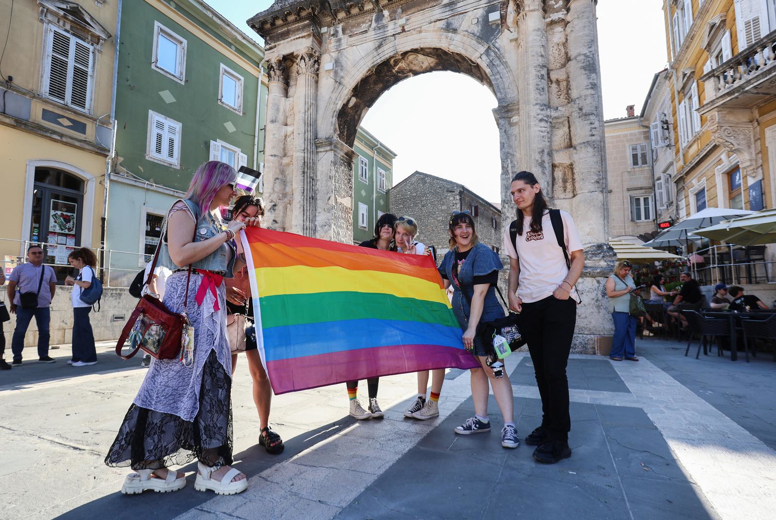 FOTO I VIDEO U Puli održana Povorka ponosa, pažnju privukli transparenti